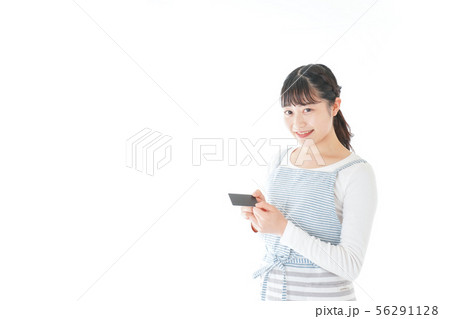 クレジットカード決済をする若いカフェスタッフ クレジットカード決済をする若いカフェスタッフ 56291128