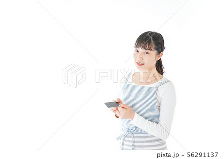 クレジットカード決済をする若いカフェスタッフ クレジットカード決済をする若いカフェスタッフ 56291137