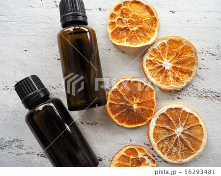 ドライオレンジとエッセンシャルオイルのボトル、アロマテラピーのイメージ 56293481