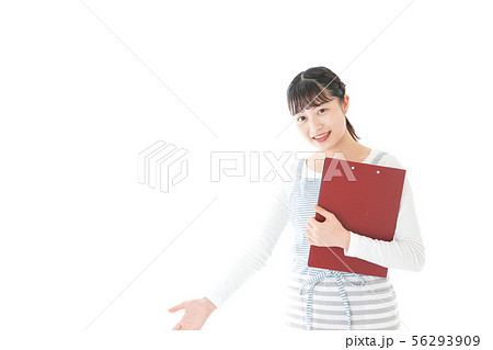 席を案内する若いカフェスタッフ 56293909