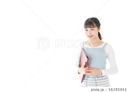 席を案内する若いカフェスタッフ 56293943