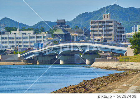 島根県松江市の白潟公園から国宝松江城、宍道湖大橋方面を見る 島根県松江市の白潟公園から国宝松江城、宍道湖大橋方面を見る 56297409