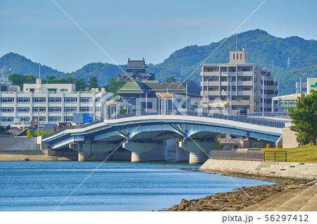 島根県松江市の白潟公園から国宝松江城、宍道湖大橋方面を見る 56297412