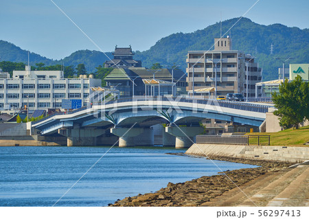 島根県松江市の白潟公園から国宝松江城、宍道湖大橋方面を見る 56297413