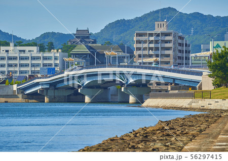 島根県松江市の白潟公園から国宝松江城、宍道湖大橋方面を見る 島根県松江市の白潟公園から国宝松江城、宍道湖大橋方面を見る 56297415