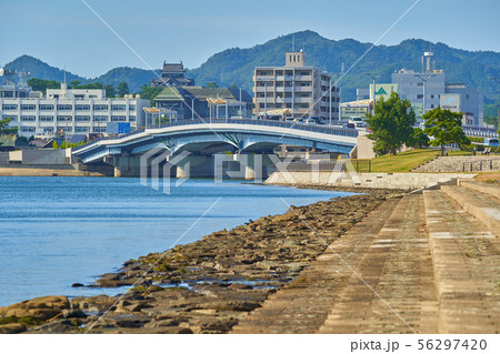 島根県松江市の白潟公園から国宝松江城 宍道湖大橋方面を見るの写真素材