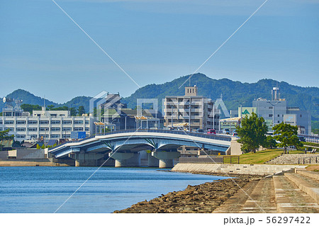 島根県松江市の白潟公園から国宝松江城、宍道湖大橋方面を見る 島根県松江市の白潟公園から国宝松江城、宍道湖大橋方面を見る 56297422