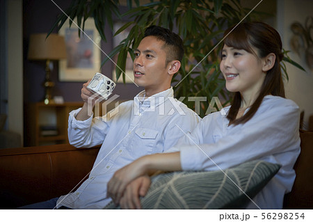 テレビを見るカップル テレビを見るカップル 56298254