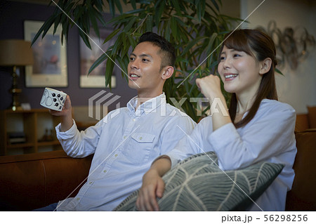 テレビを見るカップル テレビを見るカップル 56298256