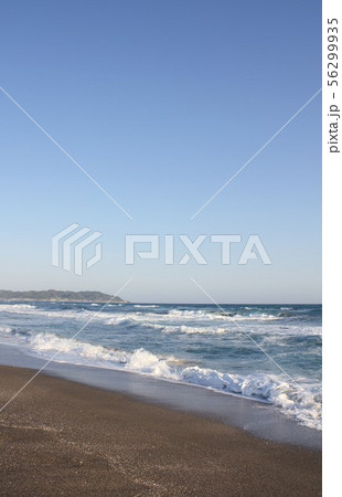 快晴の南房総、千葉県館山市平砂浦の砂浜から駒ケ崎方面を見る 快晴の南房総、千葉県館山市平砂浦の砂浜から駒ケ崎方面を見る 56299935