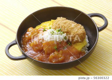 エビチリと天津飯とカニクリームコロッケ　創作料理　ご飯物　イメージ料理 56300322