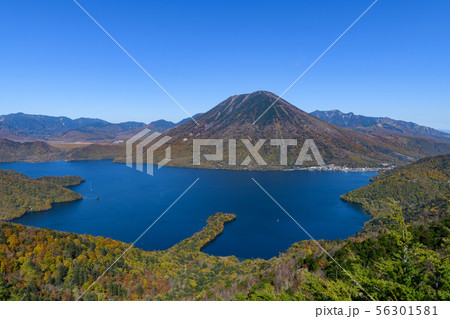 半月山の展望台から見た男体山と中禅寺湖 56301581