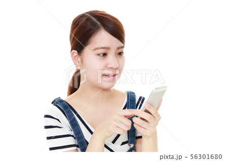 スマートフォンを持つ女性 56301680