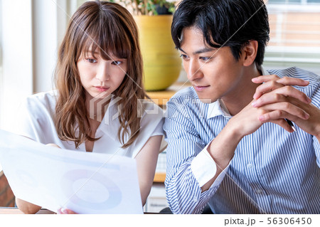ビジネス 資料を見ながら打合せ ビジネス 資料を見ながら打合せ 56306450
