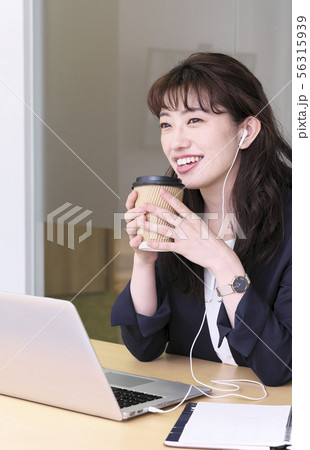 ビジネス 女性 オンライン ビジネス 女性 オンライン 56315939