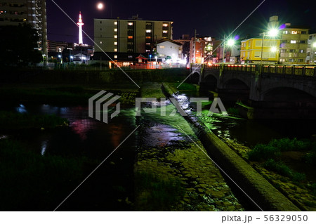 京都市東山区の鴨川に架かる七条大橋を撮影したもの 56329050