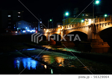 京都市東山区の鴨川に架かる七条大橋を撮影したもの 56329064