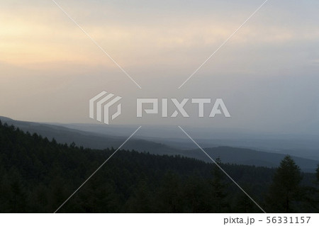 オレンジの光が残る日没の景色 オレンジの光が残る日没の景色 56331157