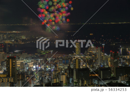 展望台から望むみなと神戸海上花火大会の写真素材