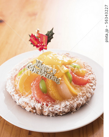 フルーツタルトのクリスマスケーキ 56343227