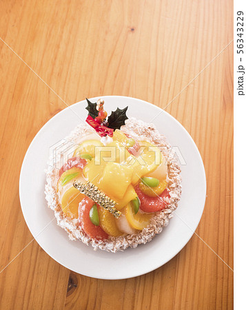 フルーツタルトのクリスマスケーキ フルーツタルトのクリスマスケーキ 56343229