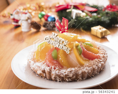 フルーツタルトのクリスマスケーキ 56343241