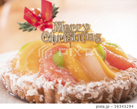 フルーツタルトのクリスマスケーキの写真素材