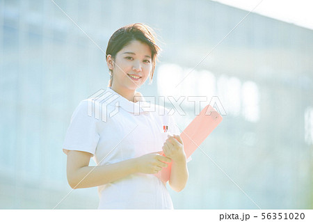 白衣の女性 56351020