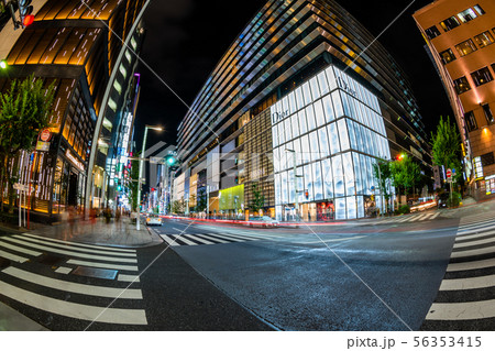 東京　夜の銀座六丁目交差点 56353415