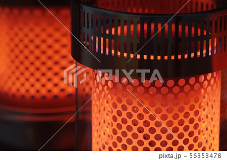 石油ストーブの温かな炎 石油ストーブの温かな炎 56353478