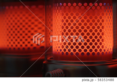 石油ストーブの温かな炎 石油ストーブの温かな炎 56353480