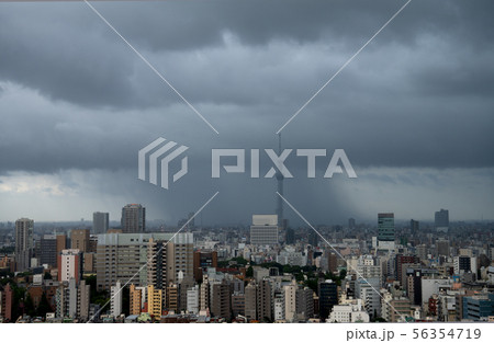 日本の東京都市景観 都心を襲う雨雲・大型台風10号が首都圏にも影響 日本の東京都市景観 都心を襲う雨雲・大型台風10号が首都圏にも影響 56354719