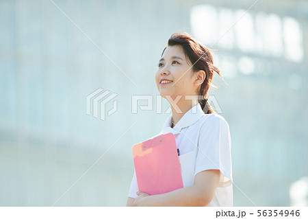 白衣の女性 56354946