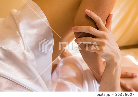 求める手　顔なし 56356007
