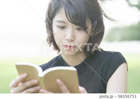 本を読む女子大生 56356751