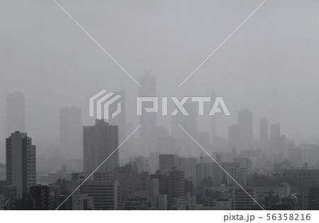 日本の東京都市景観 大雨に霞む池袋・大型台風10号が首都圏にも影響 日本の東京都市景観 大雨に霞む池袋・大型台風10号が首都圏にも影響 56358216