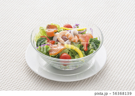 シーフードサラダ　ヘルシーサラダ　海鮮と野菜　エビとサーモンとイカ　健康料理　イメージ素材 56368139