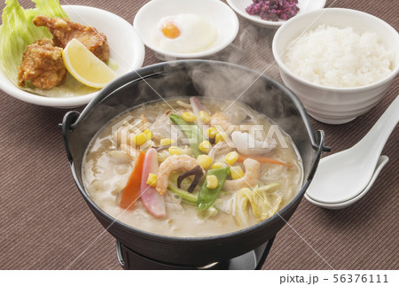 鍋料理　鍋イメージ　煮込み鍋　ちゃんぽん風鍋 56376111