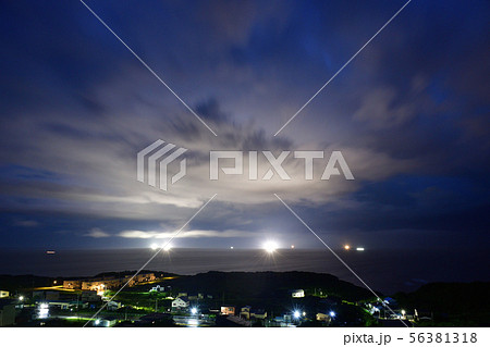 北海道乙部町沖の日本海でイカ釣りの漁り火の夜明け前の風景を撮影の写真素材