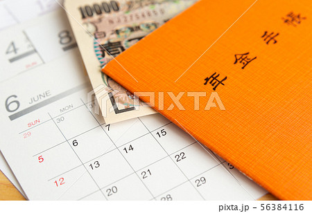 年金手帳　支給日　支払日　紙幣　一万円札　年金給付　公的年金 56384116