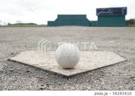 ホームベースと軟式ボール 56385610