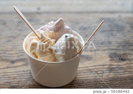 木のテーブルの上のジェラート 56386492
