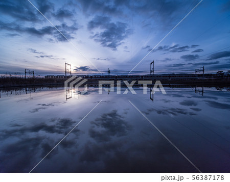 大和郡山の金魚の養殖池と近鉄橿原線 大和郡山の金魚の養殖池と近鉄橿原線 56387178