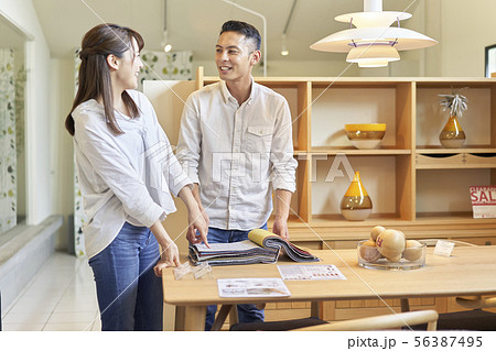 新婚カップル 買い物 生地 新婚カップル 買い物 生地 56387495