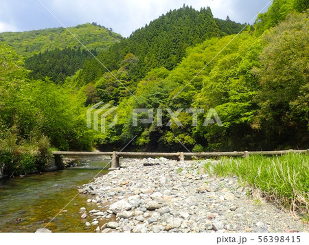 四万十川の支流四万川川に架かる角沈下橋 56398415