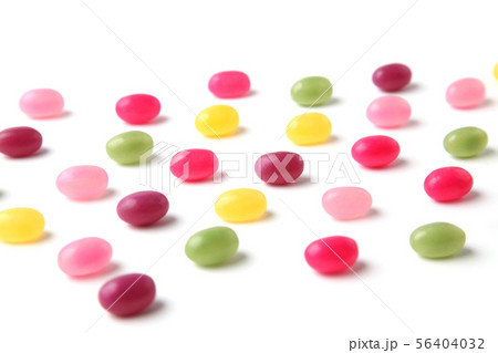 カラフル グミ ゼリー キャンディー お菓子 白背景 カラフル グミ ゼリー キャンディー お菓子 白背景 56404032