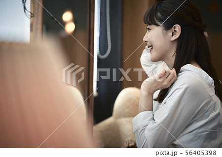 鏡の前の女性 56405398