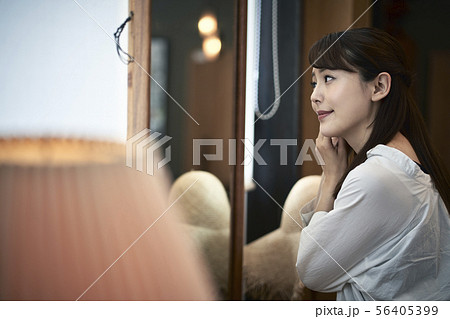 鏡の前の女性 鏡の前の女性 56405399