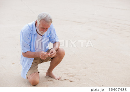 elder man palaeontologist found something on beach 56407488