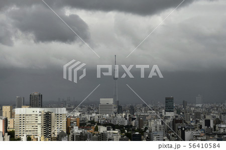 日本の東京都市景観 暗雲が広がった首都圏(大型台風10号が影響、首都圏にも雨雲) 日本の東京都市景観 暗雲が広がった首都圏(大型台風10号が影響、首都圏にも雨雲) 56410584